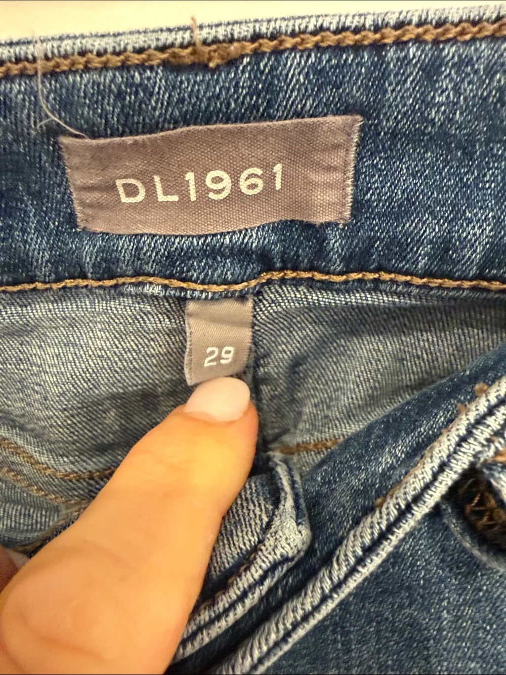 DL1961 Women’s cropped jeans with subtle metallic stripe down sides. Sz 29.